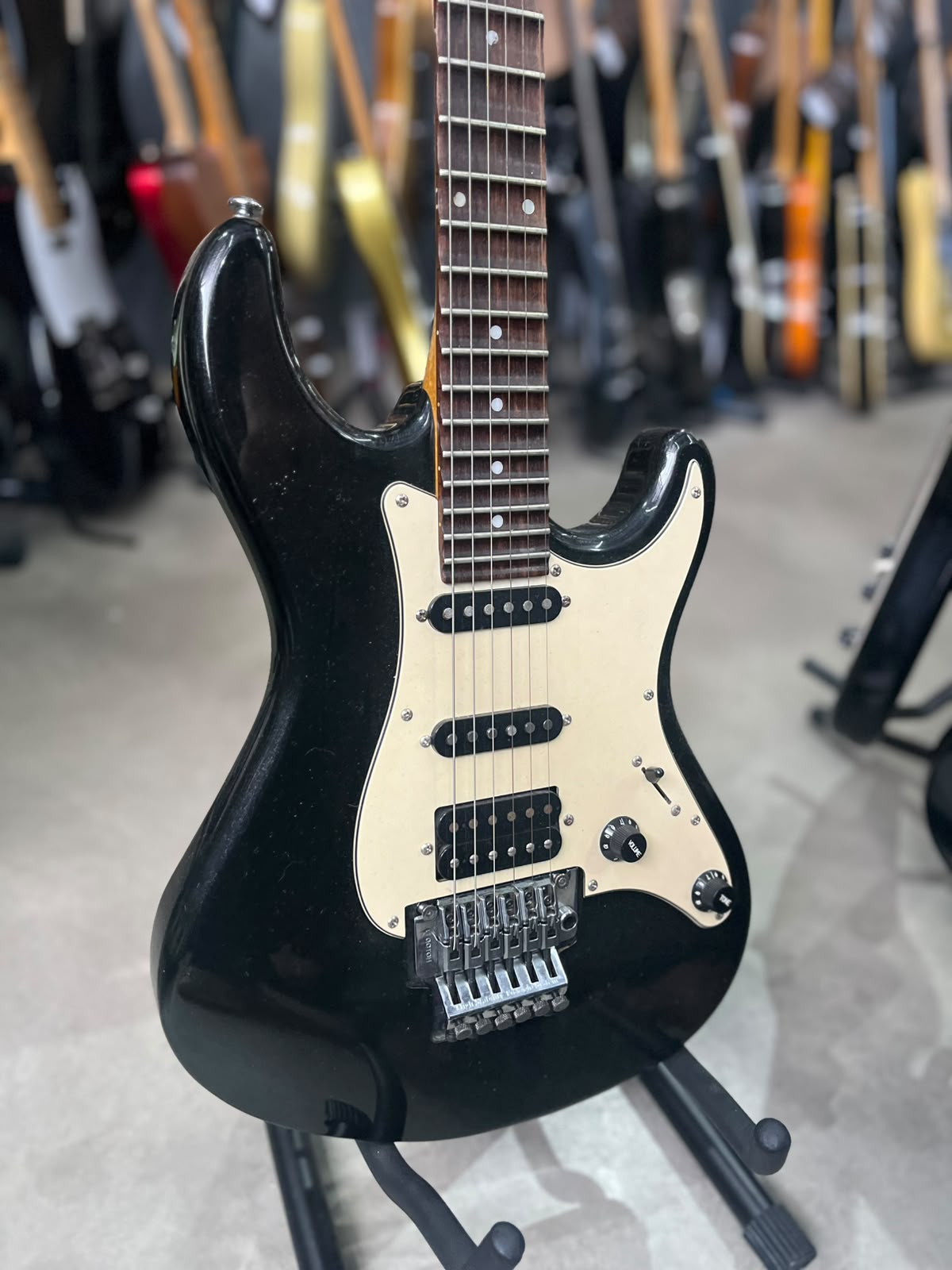 Guitarra Crafter  Modelo; county series Strato Preta miniatura 3