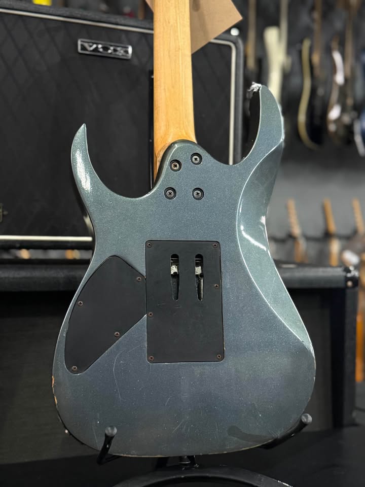 guitarra Ibanez Gio super strato cinza metalica miniatura 4