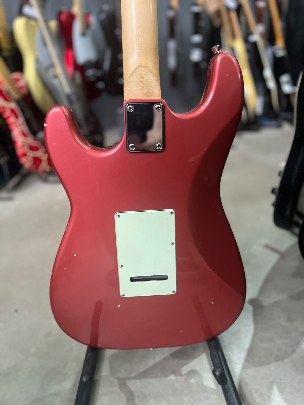 GUITARRA STUDEBACKER  STRATO ROSA ESCUDO MENTA miniatura 7