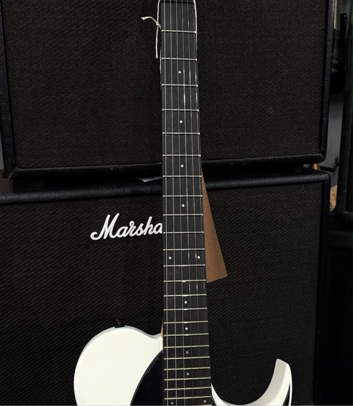 Guitarra Solar telecaster branca escudo preto miniatura 3