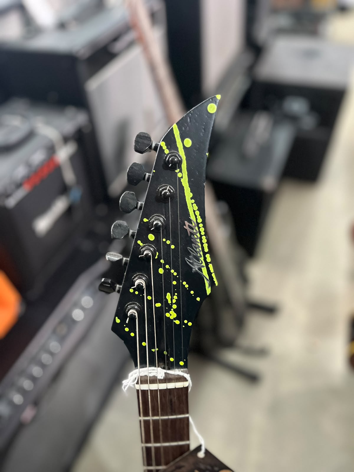 Guitarra Atlanti SuperStrato Preta Splatters (respingos verdes) miniatura 5