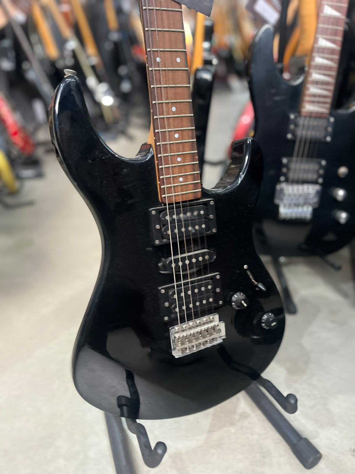 Guitarra Yamaha Modelo: ERG 121 preta miniatura 3