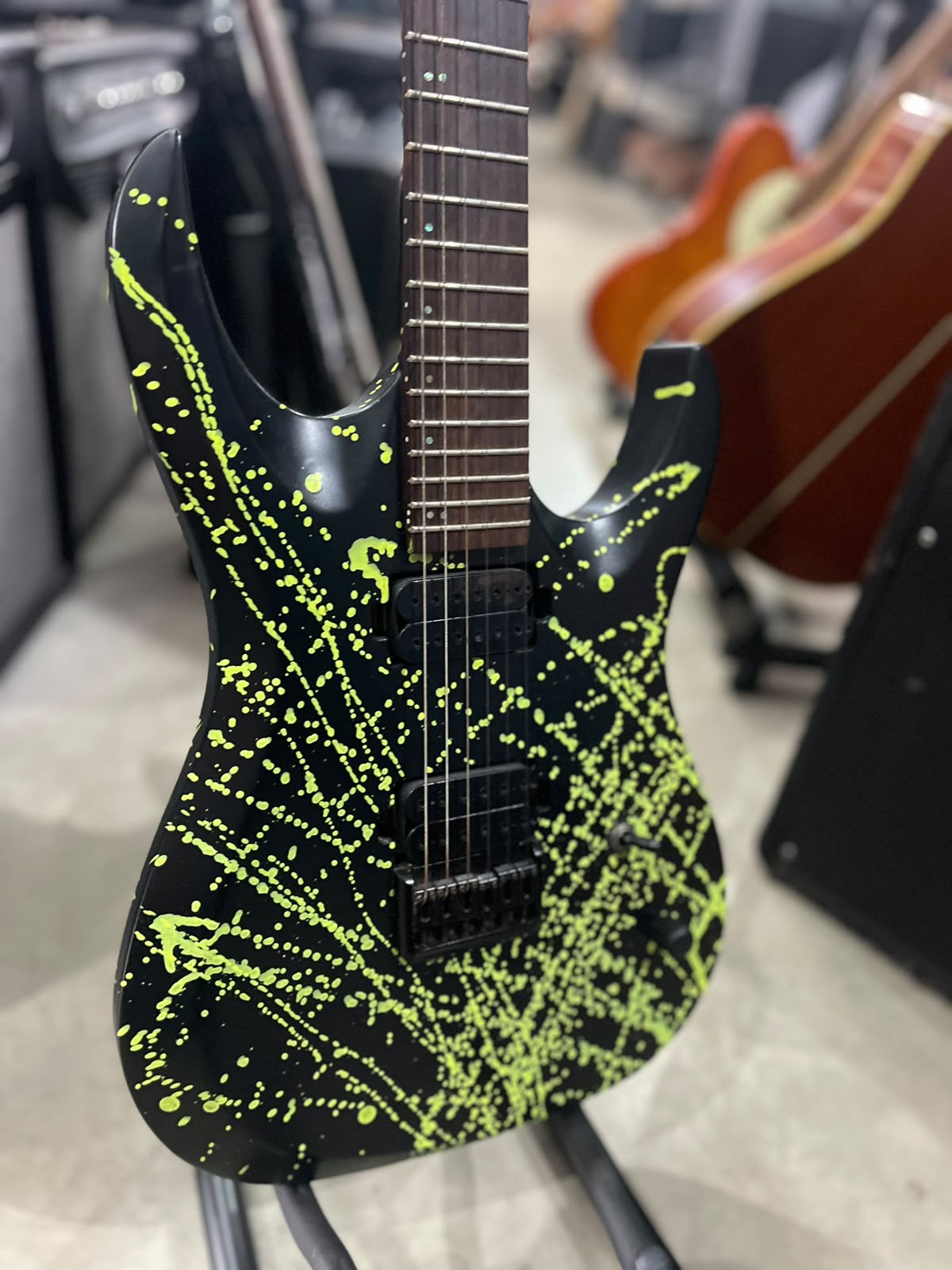 Guitarra Atlanti SuperStrato Preta Splatters (respingos verdes) miniatura 3