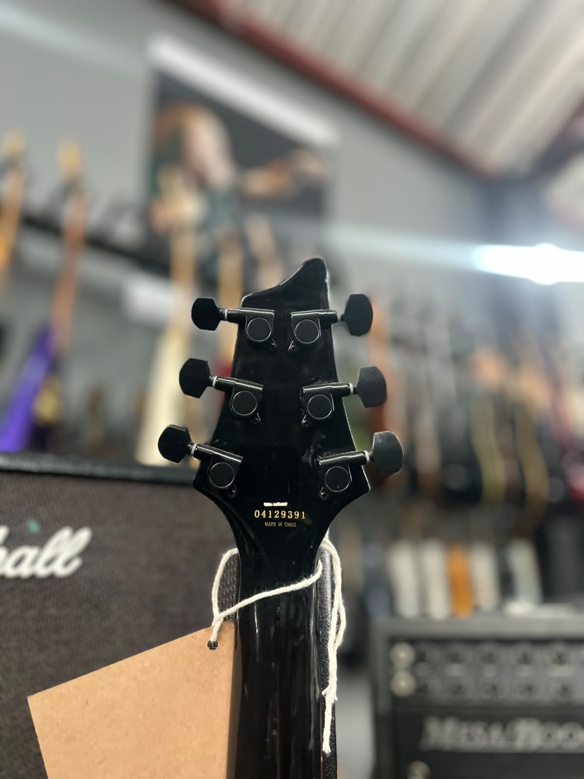 Guitarra Marca Washburn – Modelo: Flyng V cap emg miniatura 7