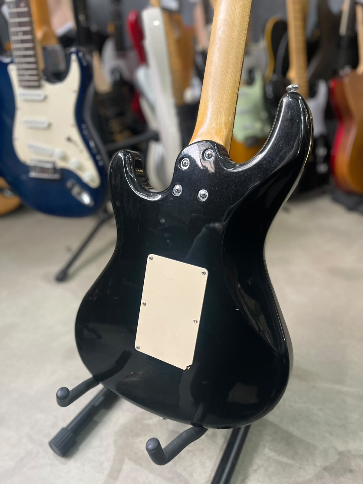 Guitarra Crafter  Modelo; county series Strato Preta miniatura 9