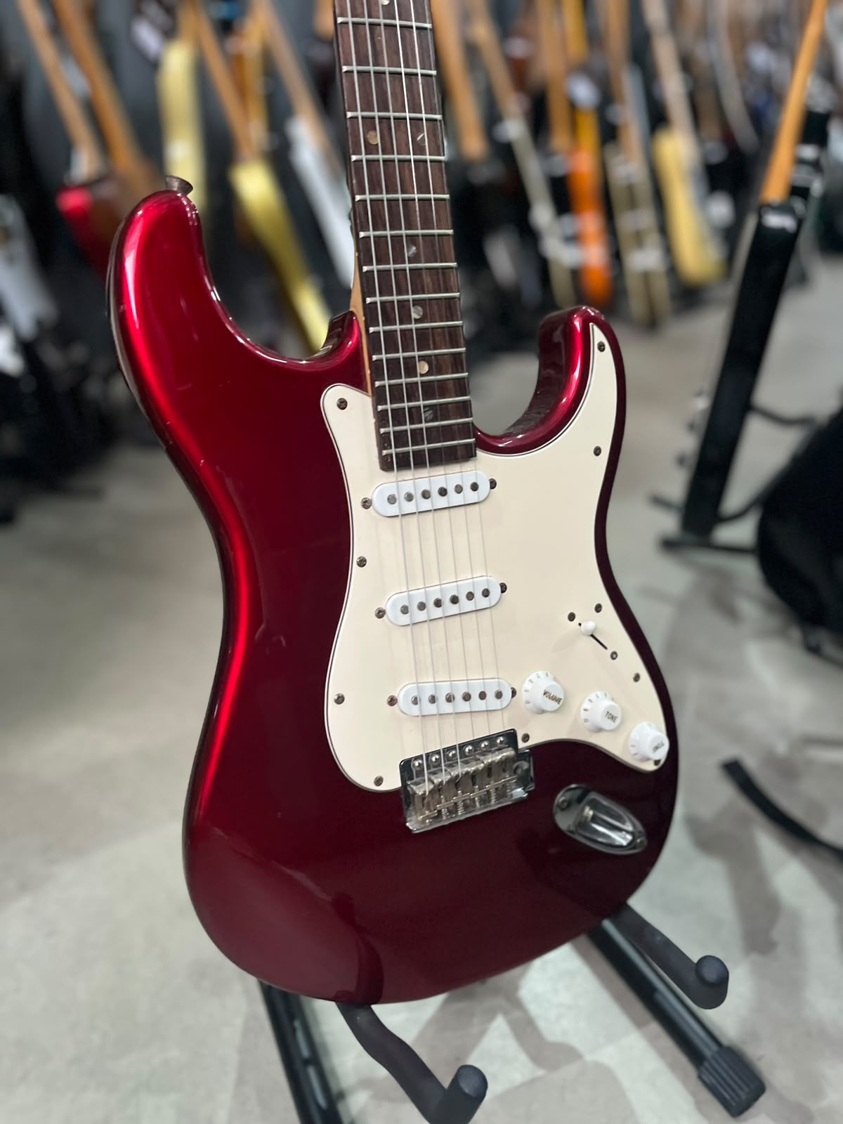 Guitarra Tagima modelo T735S Strato vermelha escudo creme miniatura 3