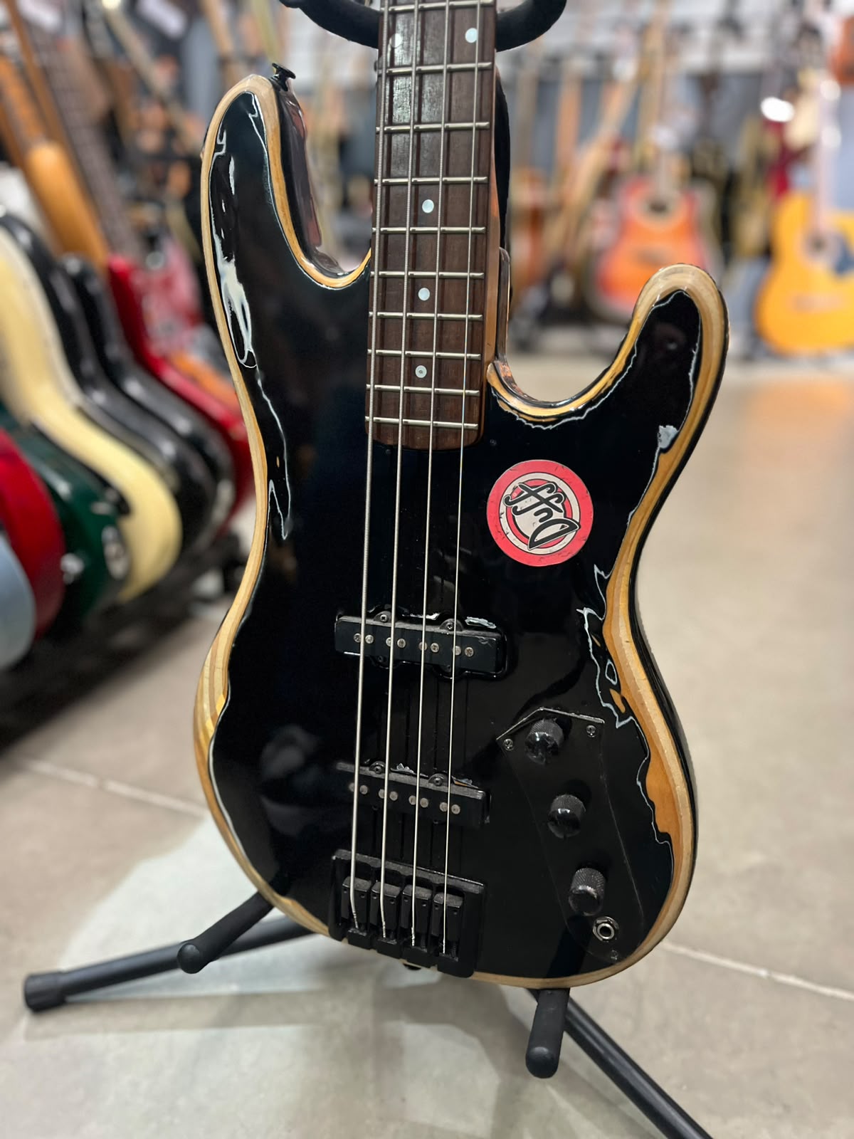 Baixo Marca Epiphone – Modelo: 4 cordas preto com madeira (relicado) miniatura 2