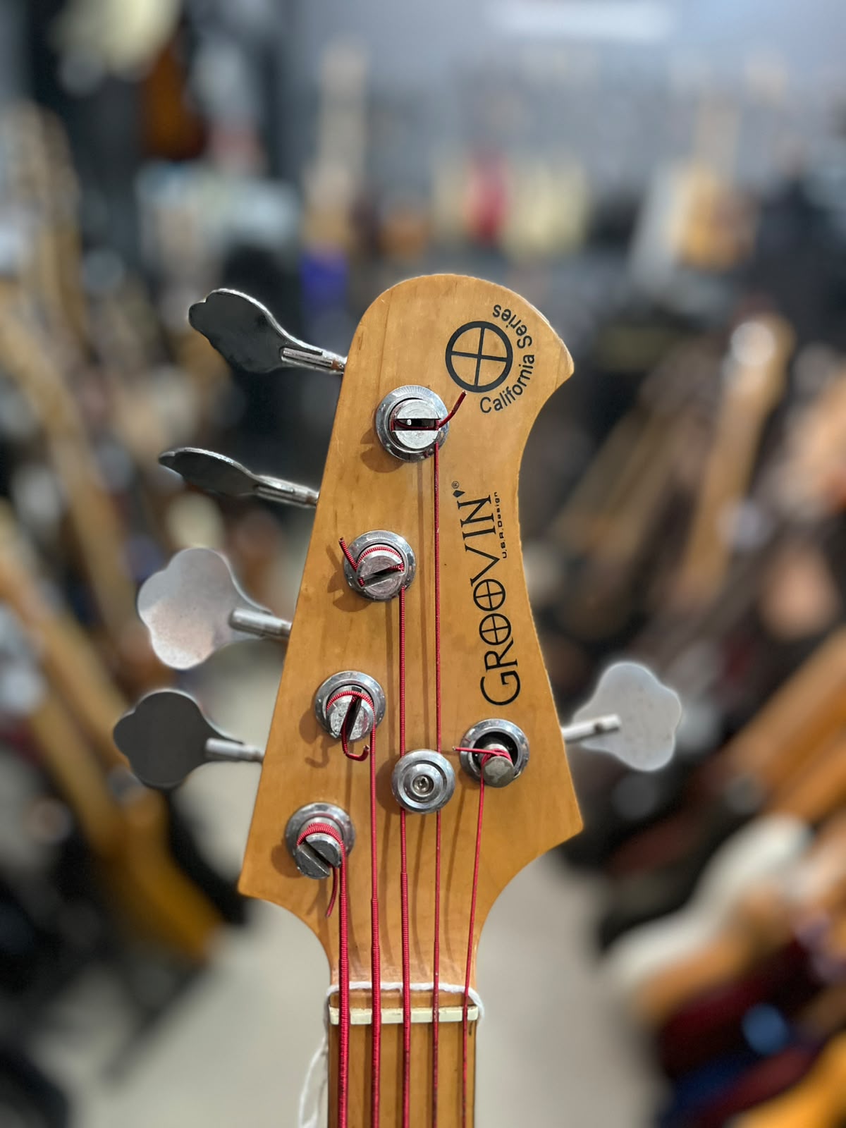 Baixo Groovin Vermelho – Modelo Californa Series 5 cordas miniatura 6