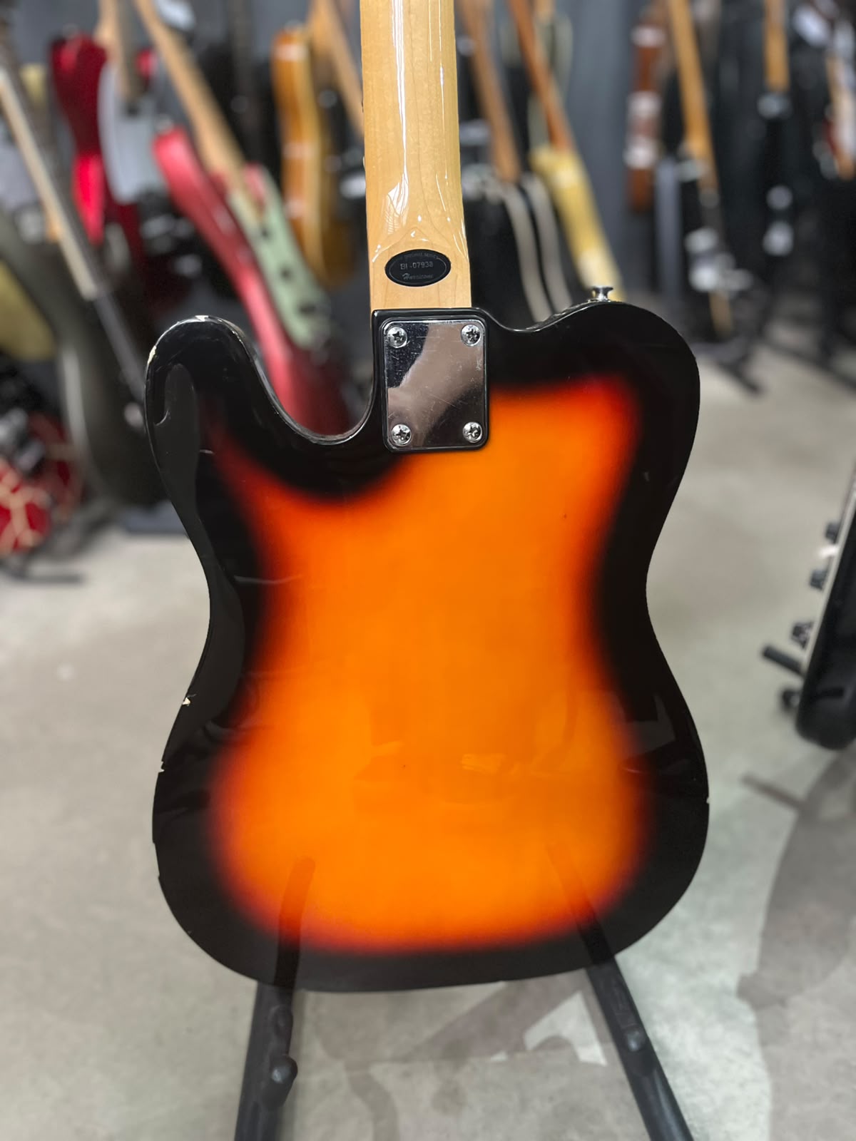 Guitarra Marca Hurricane  – Modelo telecaster sunburst miniatura 7