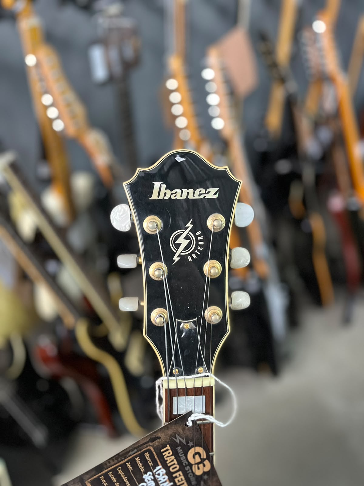 Guitarra Marca Ibanez – Modelo: Semi acústica Creme miniatura 5