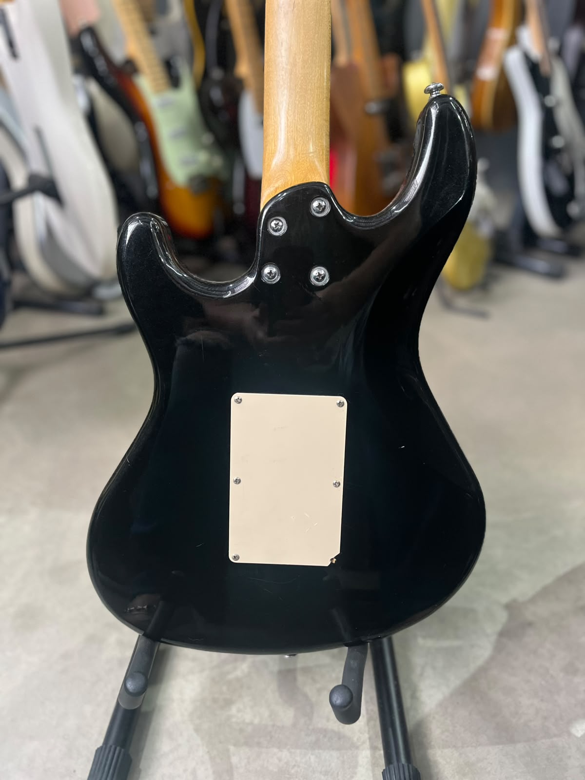 Guitarra Crafter  Modelo; county series Strato Preta miniatura 10