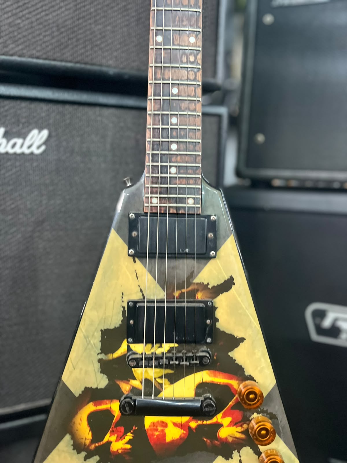 Guitarra Marca Washburn – Modelo: Flyng V cap emg miniatura 5