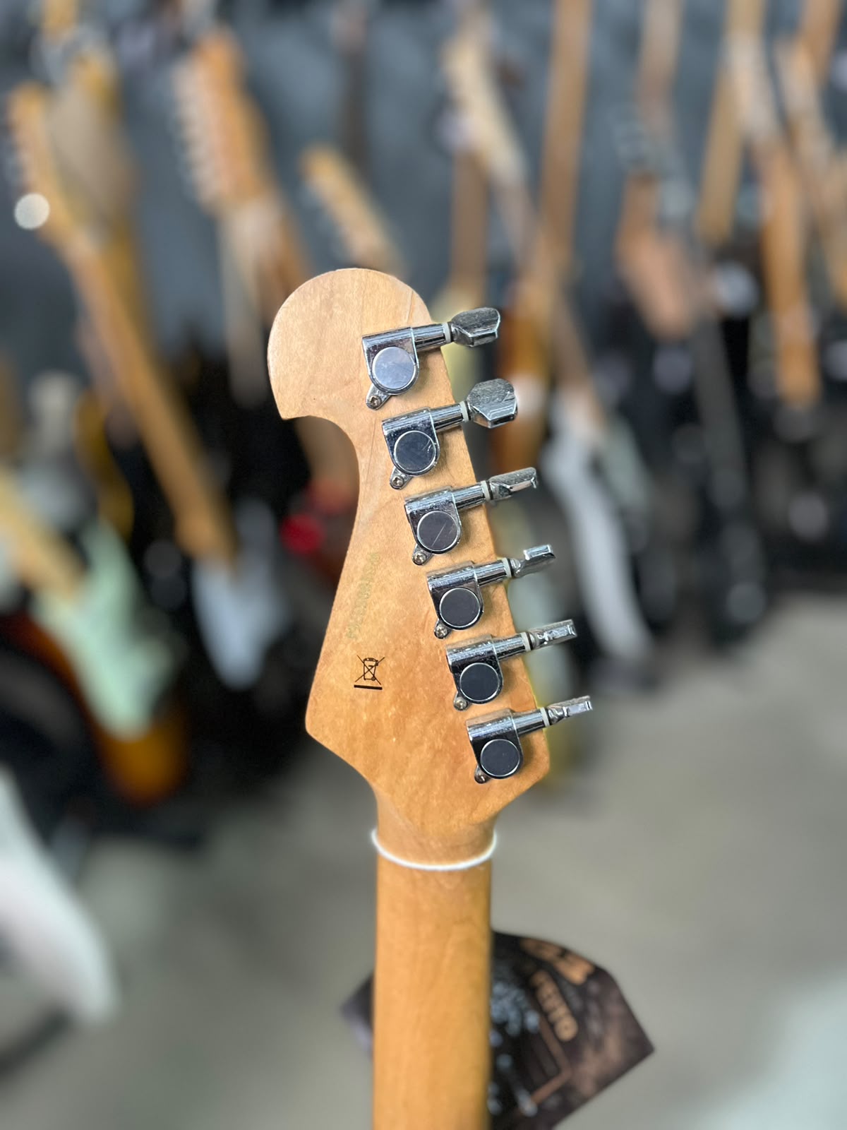 Guitarra Tagima modelo T735S Strato vermelha escudo creme miniatura 7