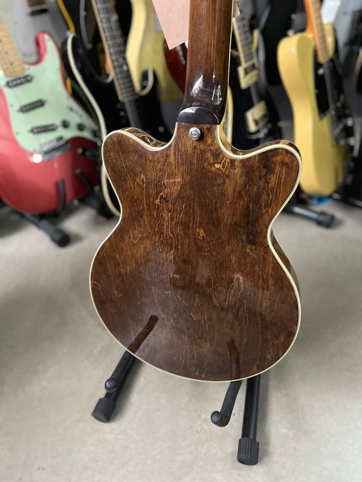 Guitarra Gretsch G2655T marrom escudo preto miniatura 8