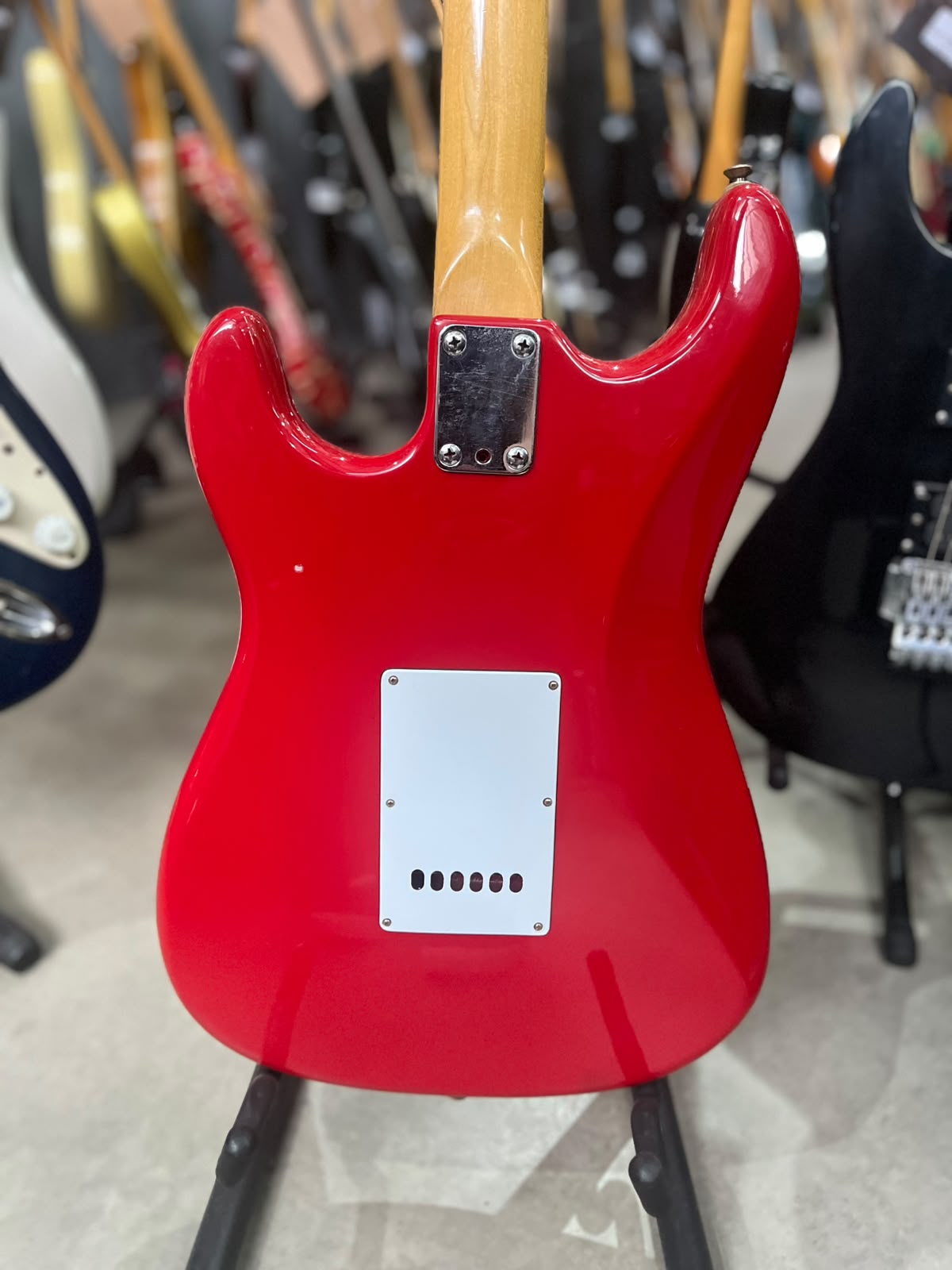 Guitarra Marca Cort – Modelo: Strato Vermelha escudo Branco miniatura 7