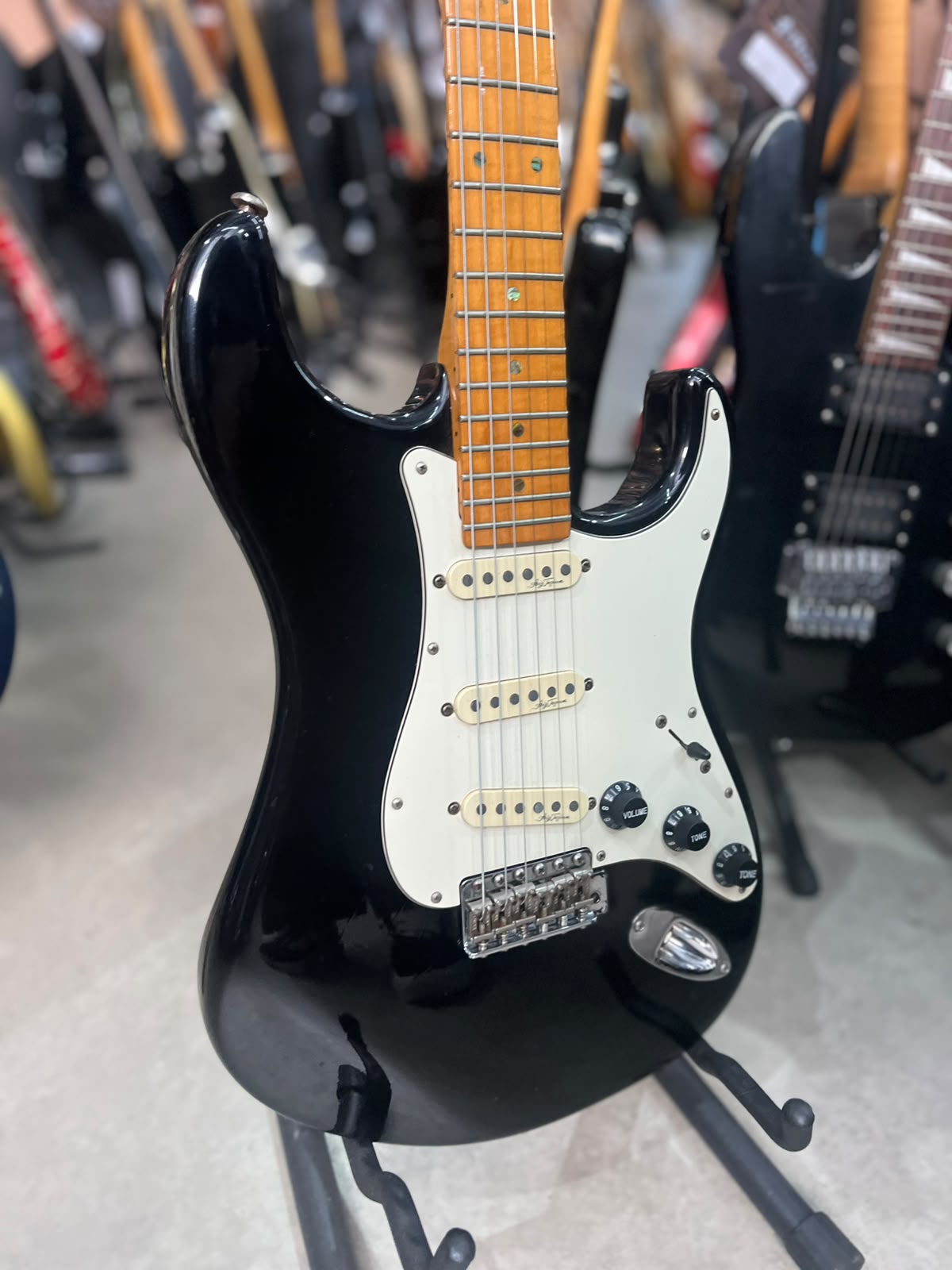 GUITARRA TAGIMA ANTIGA STRATO PRETA COM ESCUDO CREME miniatura 3