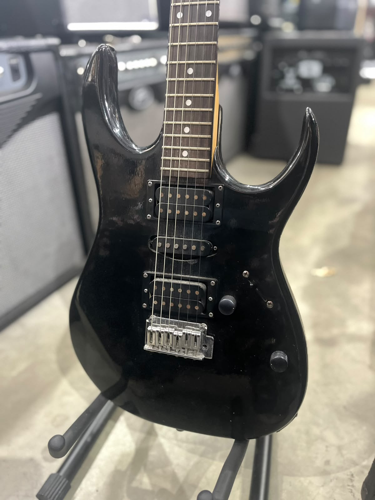 Guitarra Marca: Ibanez  Modelo: SuperStrato preta miniatura 2
