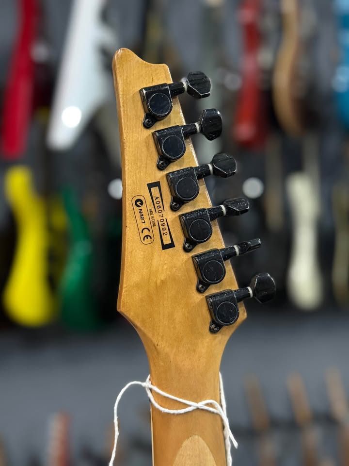 guitarra Ibanez Gio super strato cinza metalica miniatura 3
