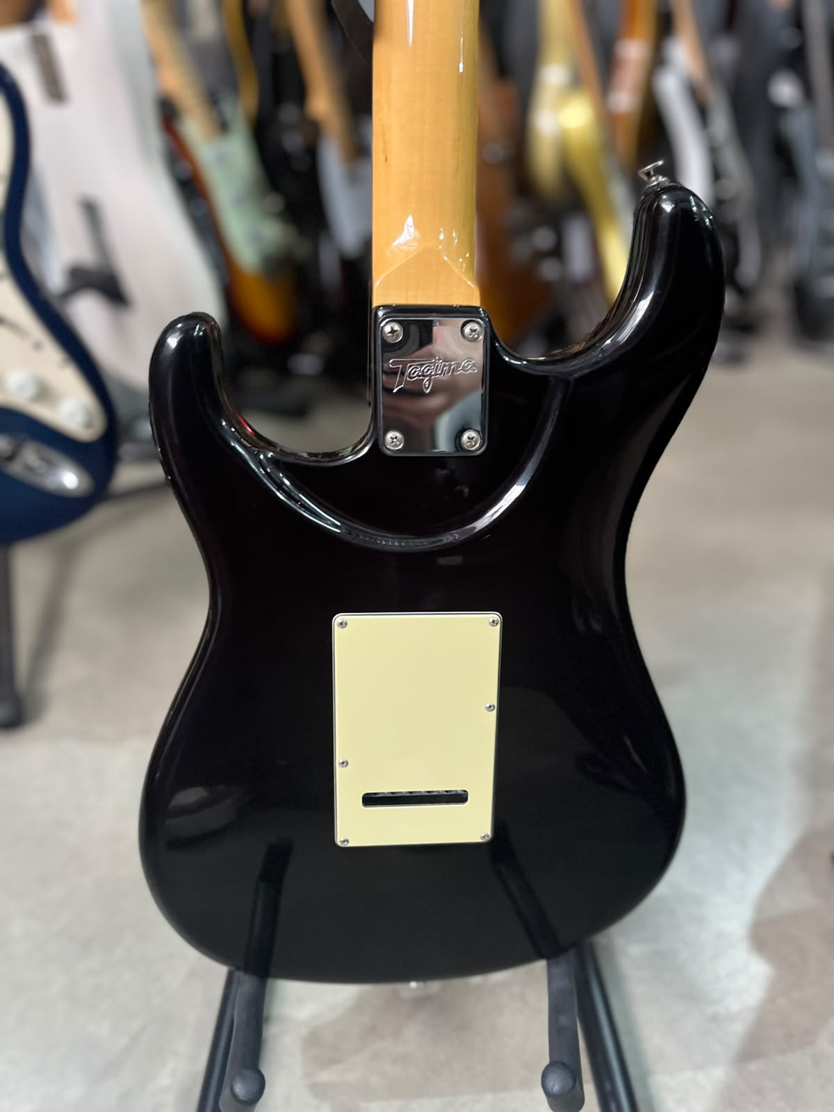 Guitarra Tagima  T-635 preta com escudo creme  Brasil miniatura 8