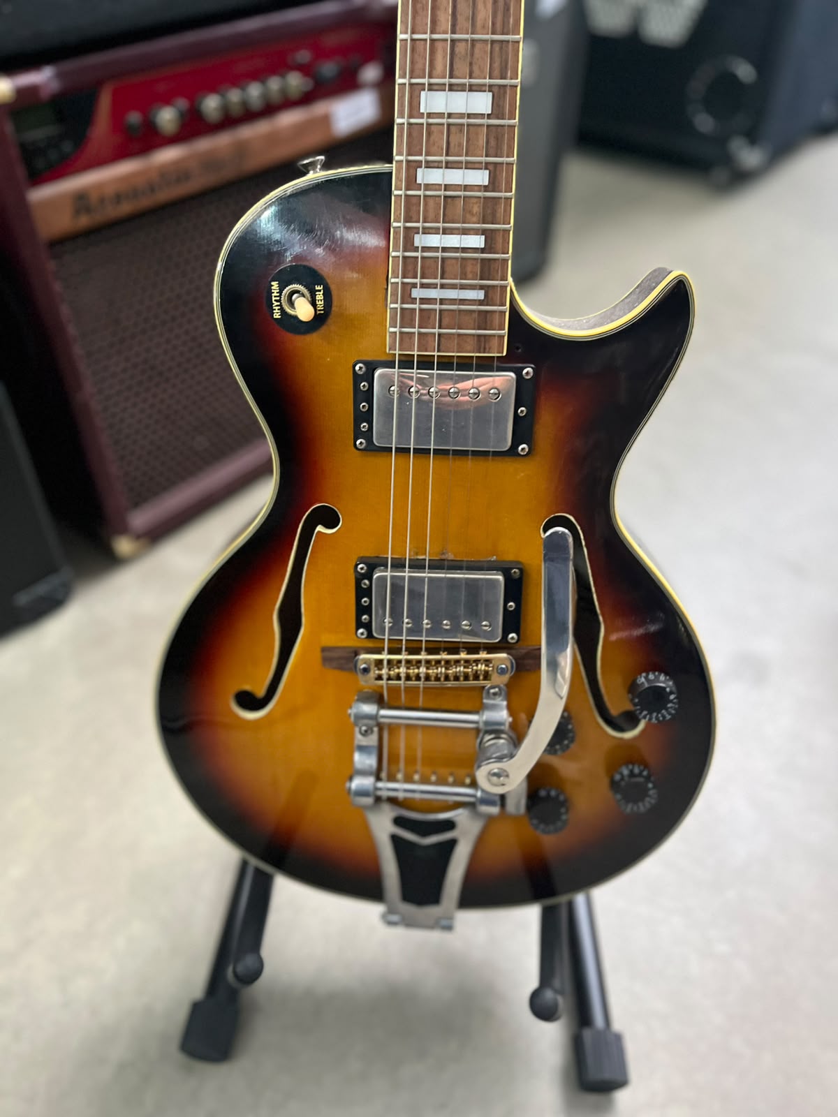 Guitarra Washburn semi Hollow