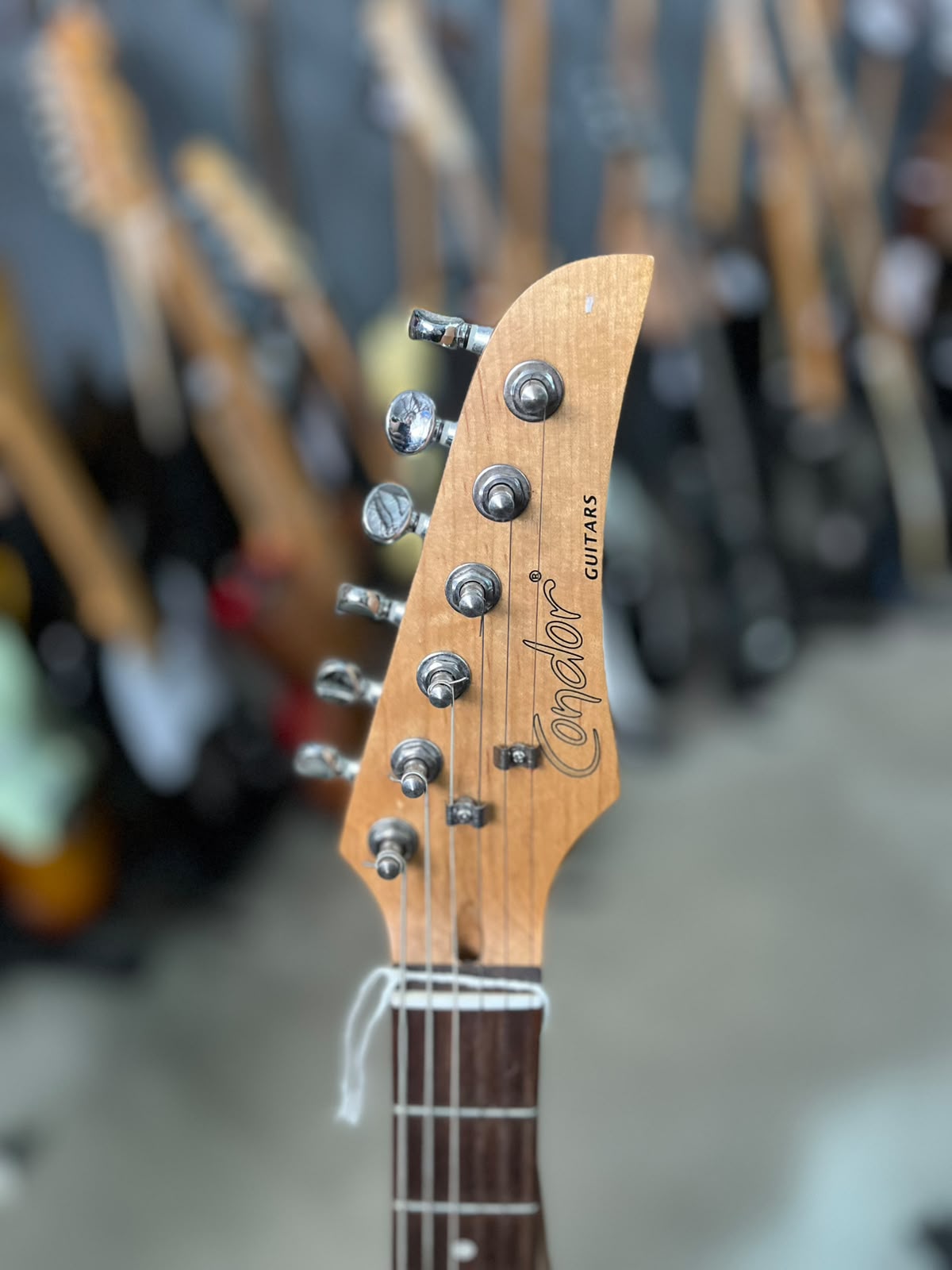 Guitarra Condor Modelo: Strato vermelha escudo branco miniatura 6