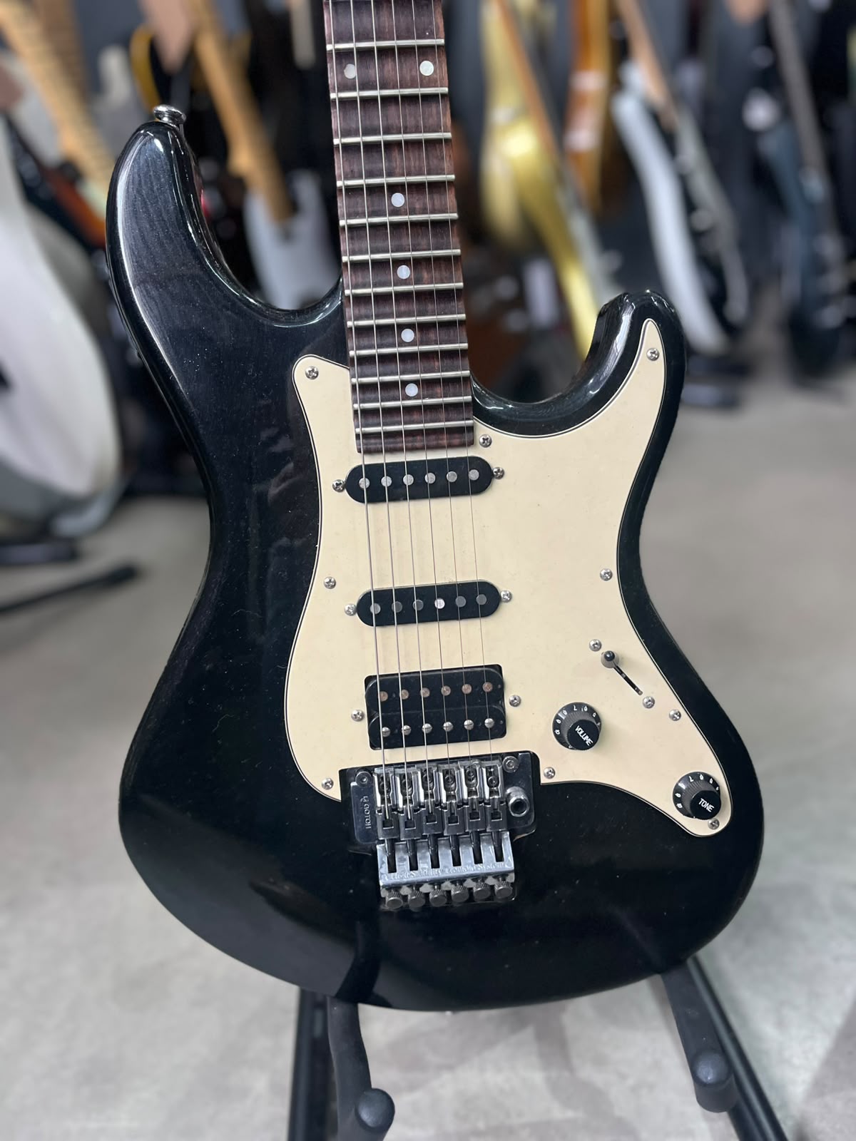 Guitarra Crafter Modelo; county series Strato Preta