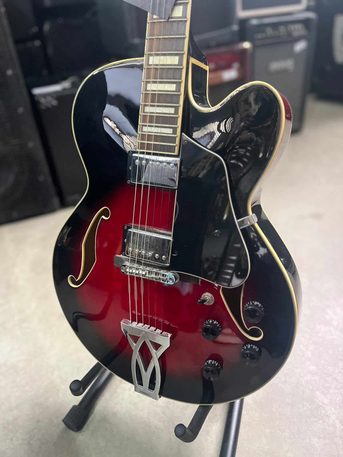 Guitarra Ibanez Artcore AF75 Semi acústica preta Redburst escudo preto miniatura 2