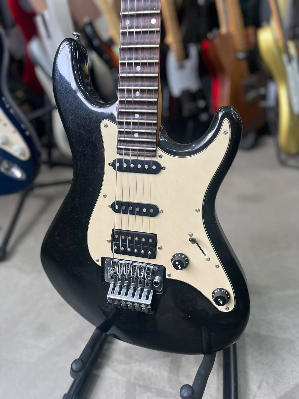Guitarra Crafter  Modelo; county series Strato Preta miniatura 2