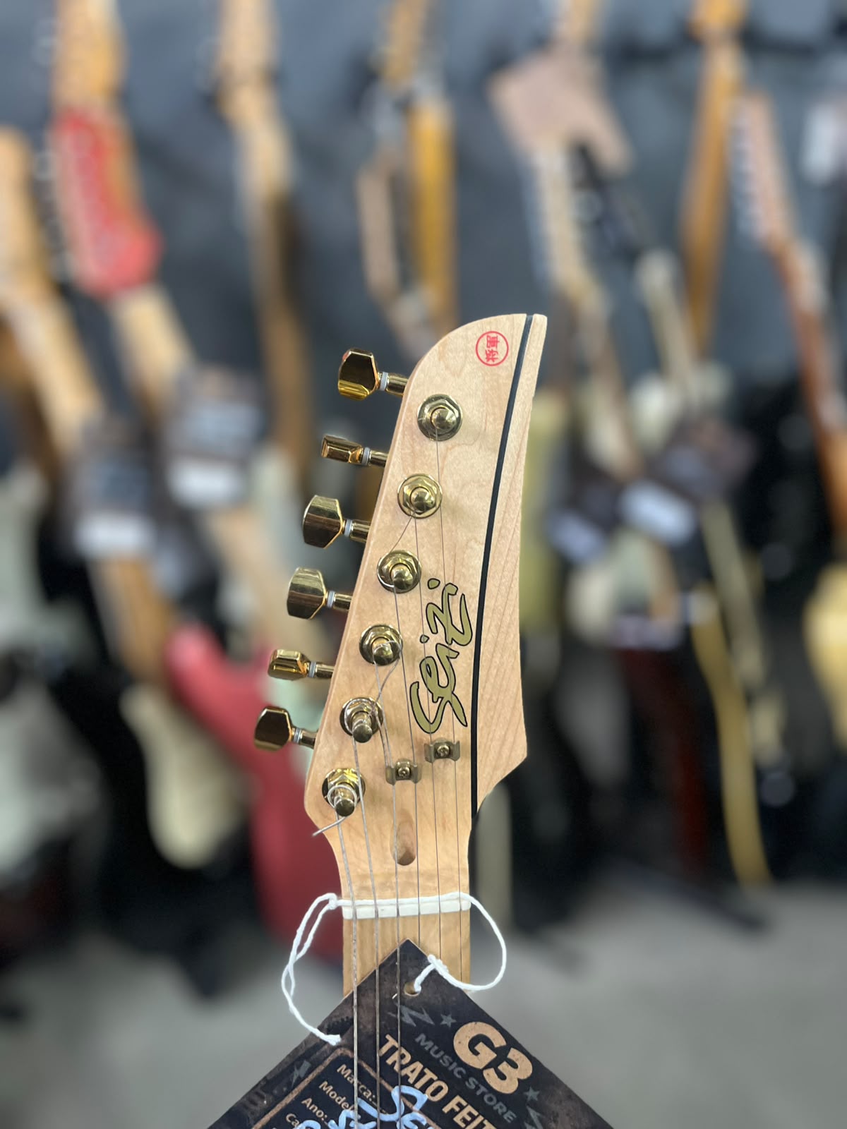 GUITARRA SEIZI STRATO PRETA TARRACHAS DOURADAS miniatura 4