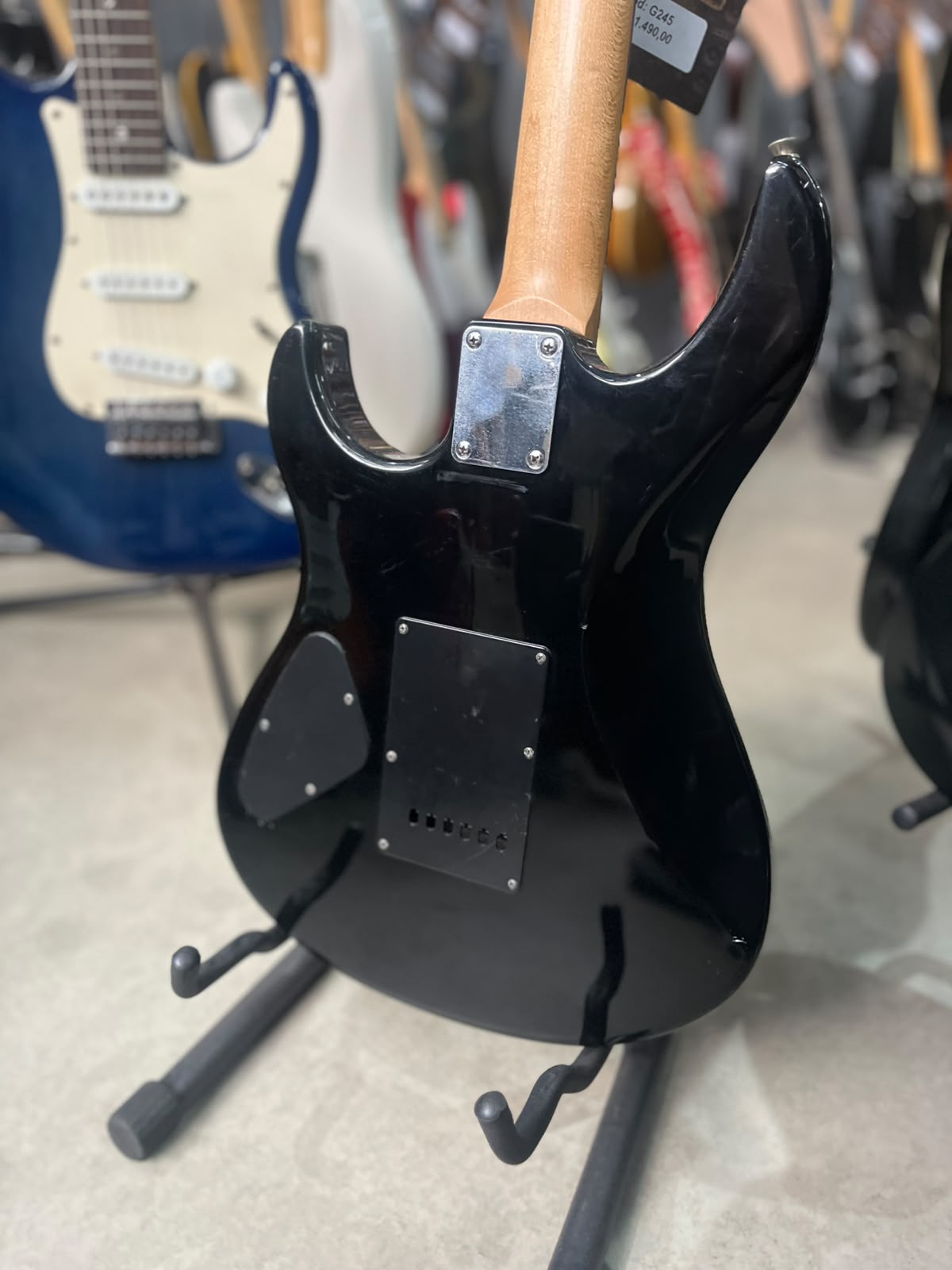 Guitarra Yamaha Modelo: ERG 121 preta miniatura 8