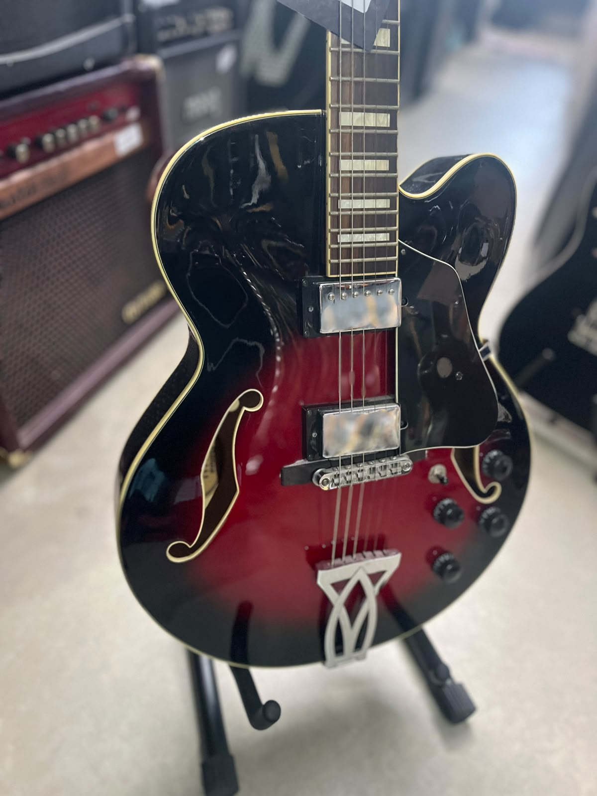 Guitarra Ibanez Artcore AF75 Semi acústica preta Redburst escudo preto miniatura 3