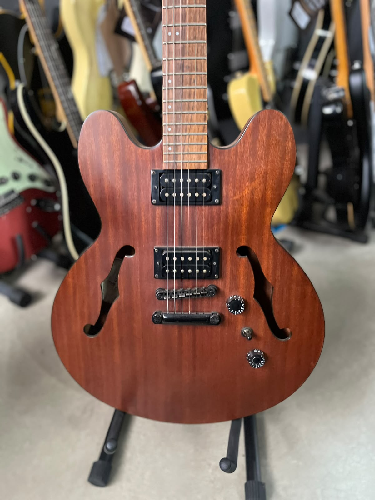 Guitarra Marca Condor JC-501 – Modelo: Semi acústica Madeira