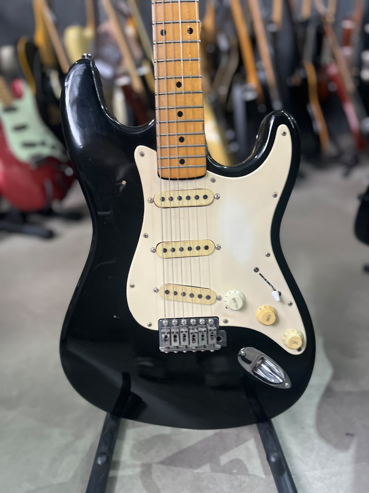 GUITARRA GIANNINI STRATOSONIC PRETA ESCUDO BRANCO