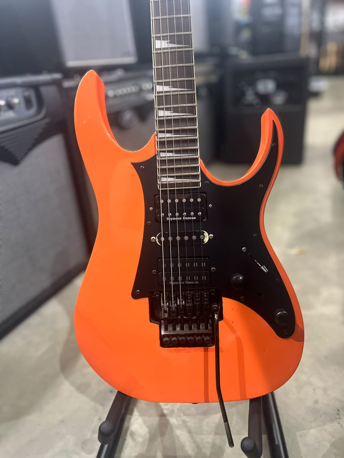 Guitarra Ibanez Laranja Ibanez RG Series – escudo preto  com floyd