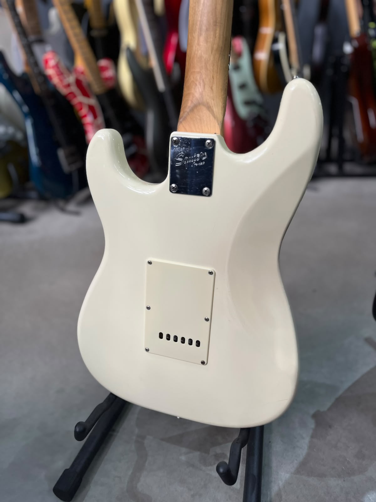 Guitarra Squier Strato Affinity creme com escudo preto miniatura 8