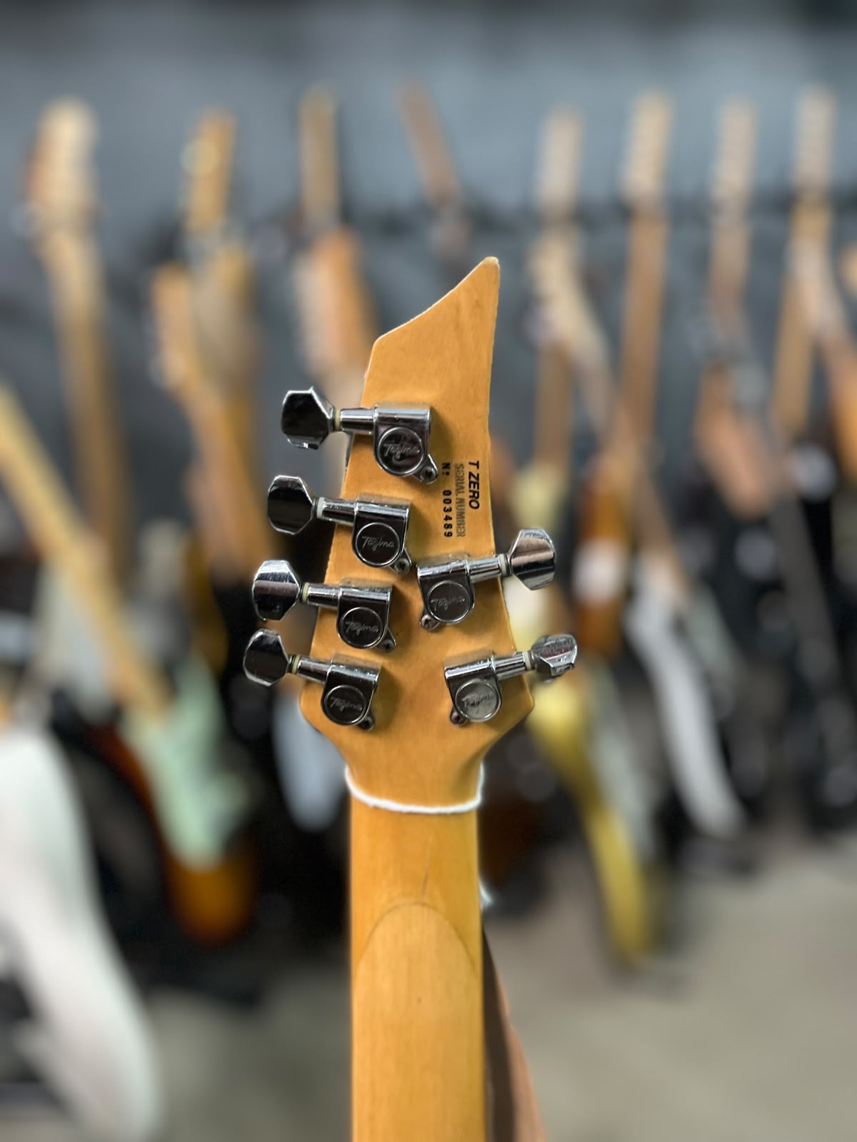 guitarra Tagima Kiko Loureiro T-zero preta super strato miniatura 7