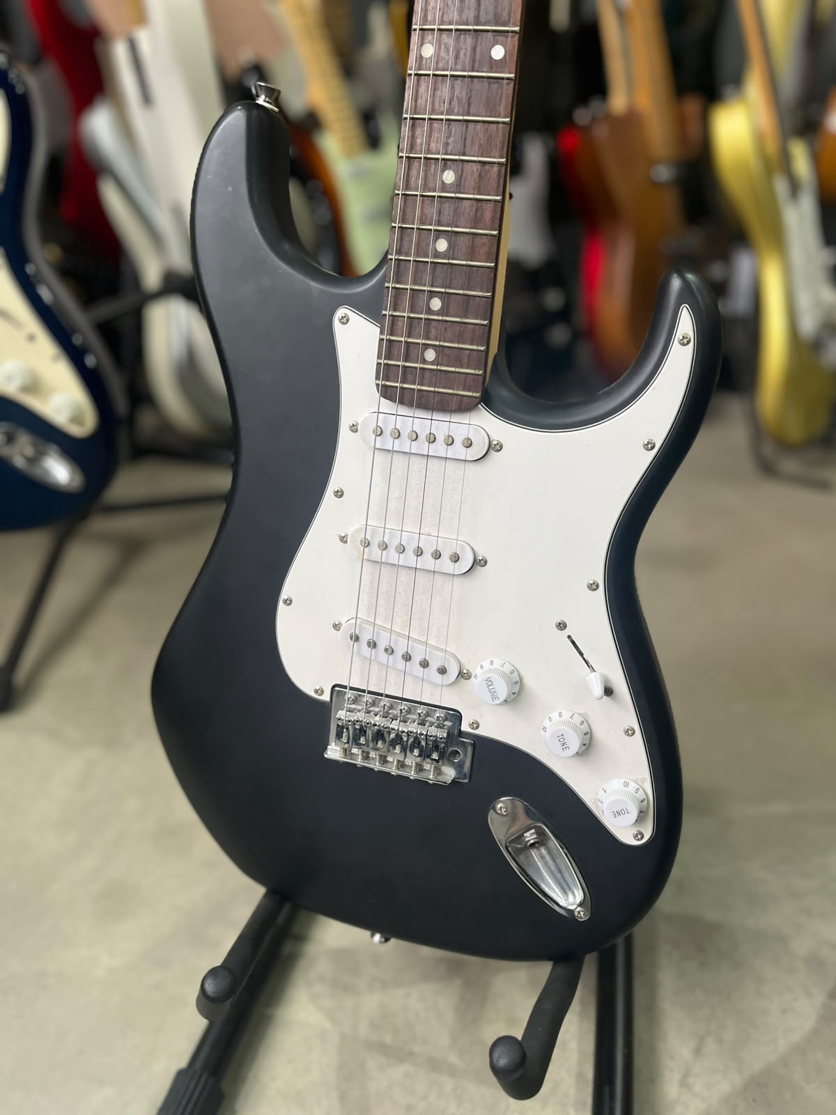 Guitarra Memphis MG32 Strato  Preta fosca escudo branco miniatura 2