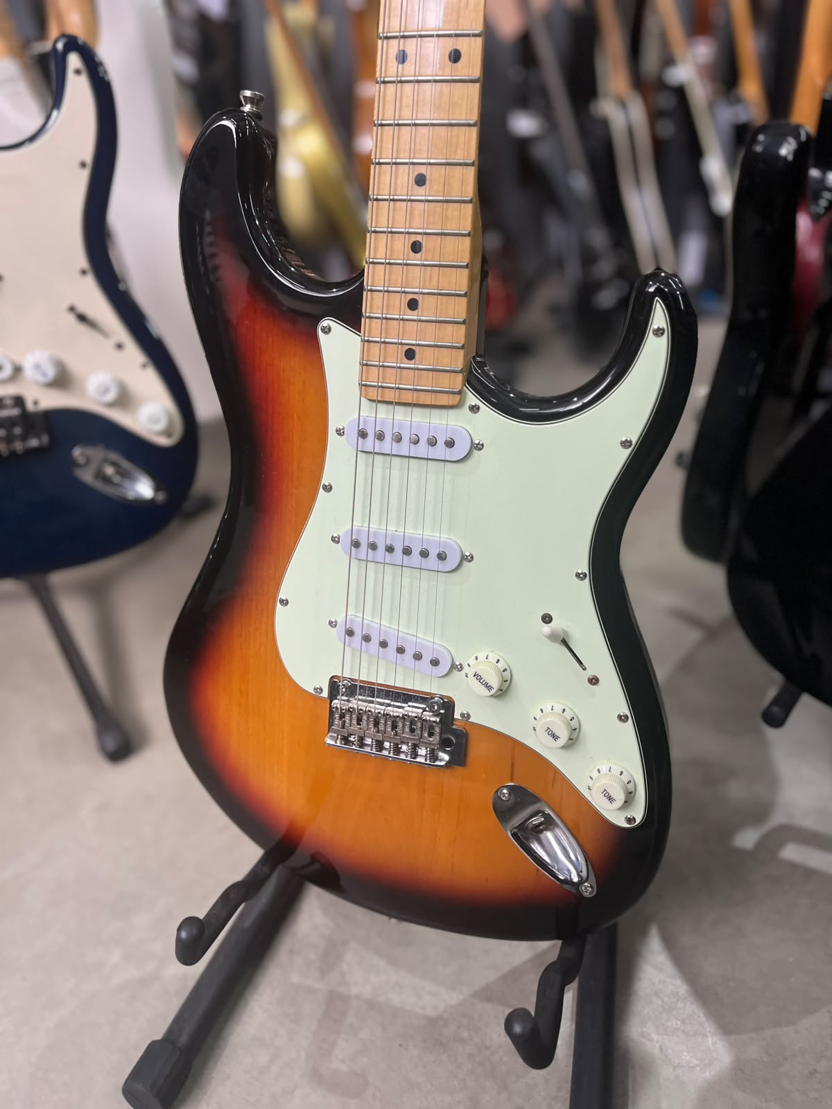 Guitarra Tagima T635 Sunburst escudo creme miniatura 2