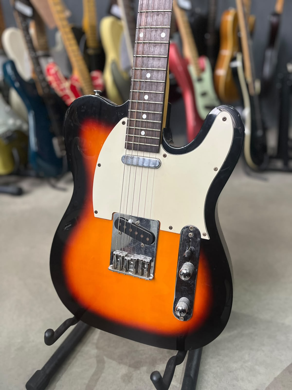 Guitarra Marca Hurricane  – Modelo telecaster sunburst miniatura 2