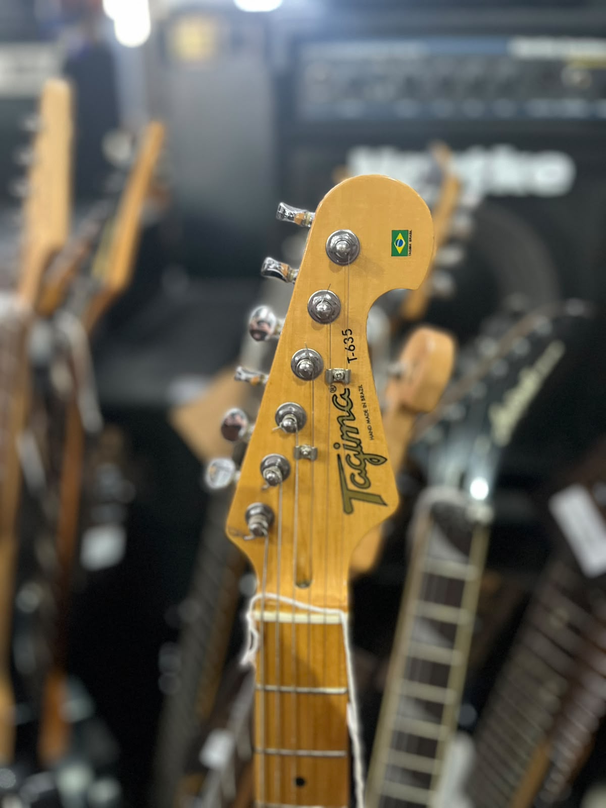Guitarra Tagima  T-635 preta com escudo creme  Brasil miniatura 5