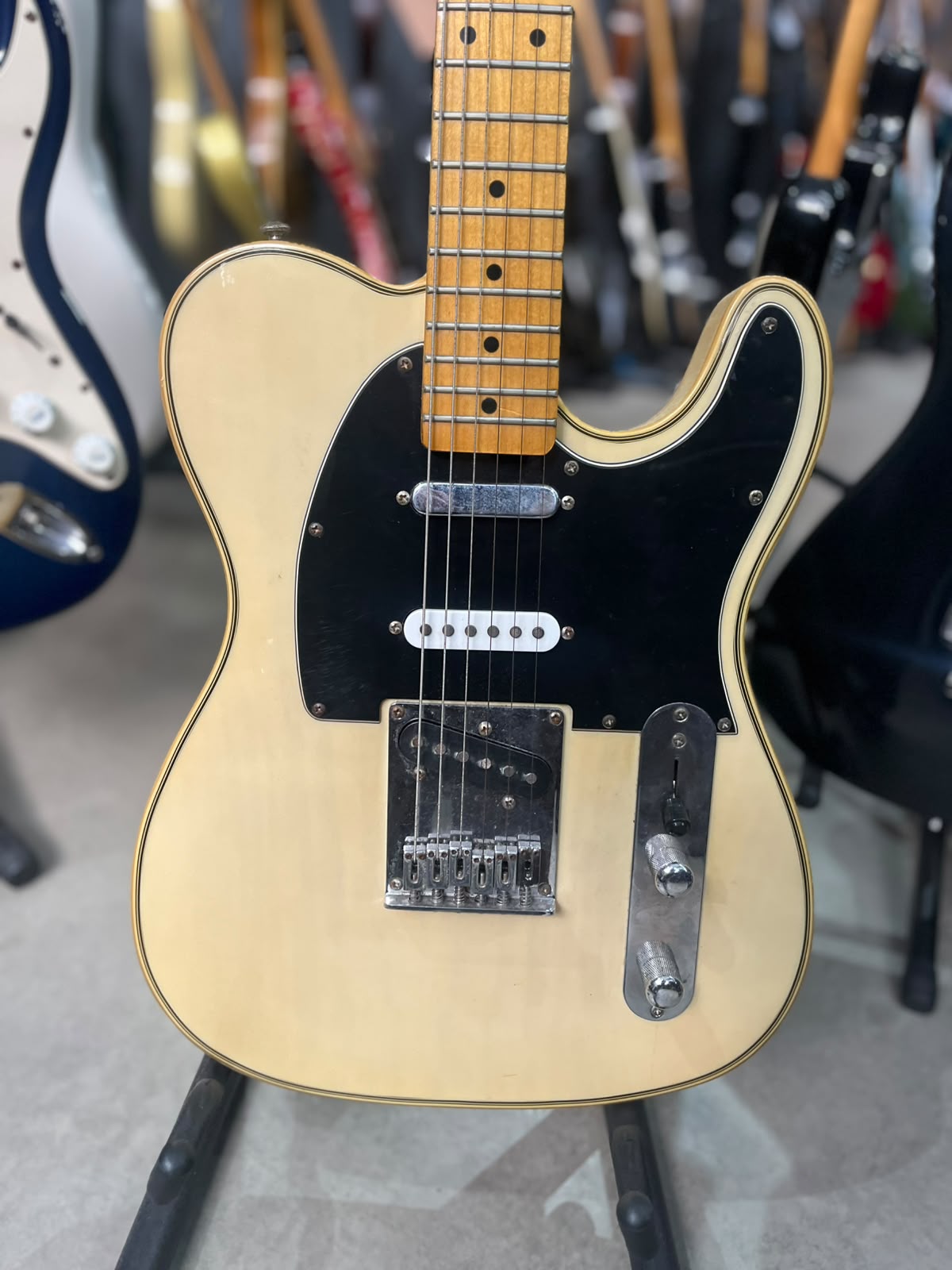 Guitarra Nolan  Telecaster creme escudo preto