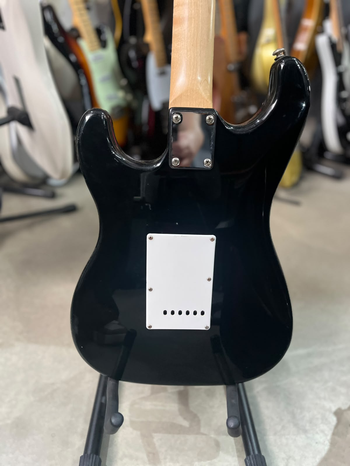 Guitarra Marca: Suzuki Modelo: Strato preta escudo branco miniatura 9