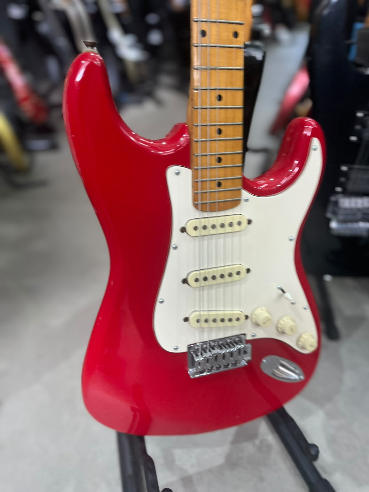 Guitarra Marca Cort – Modelo: Strato Vermelha escudo Branco miniatura 3