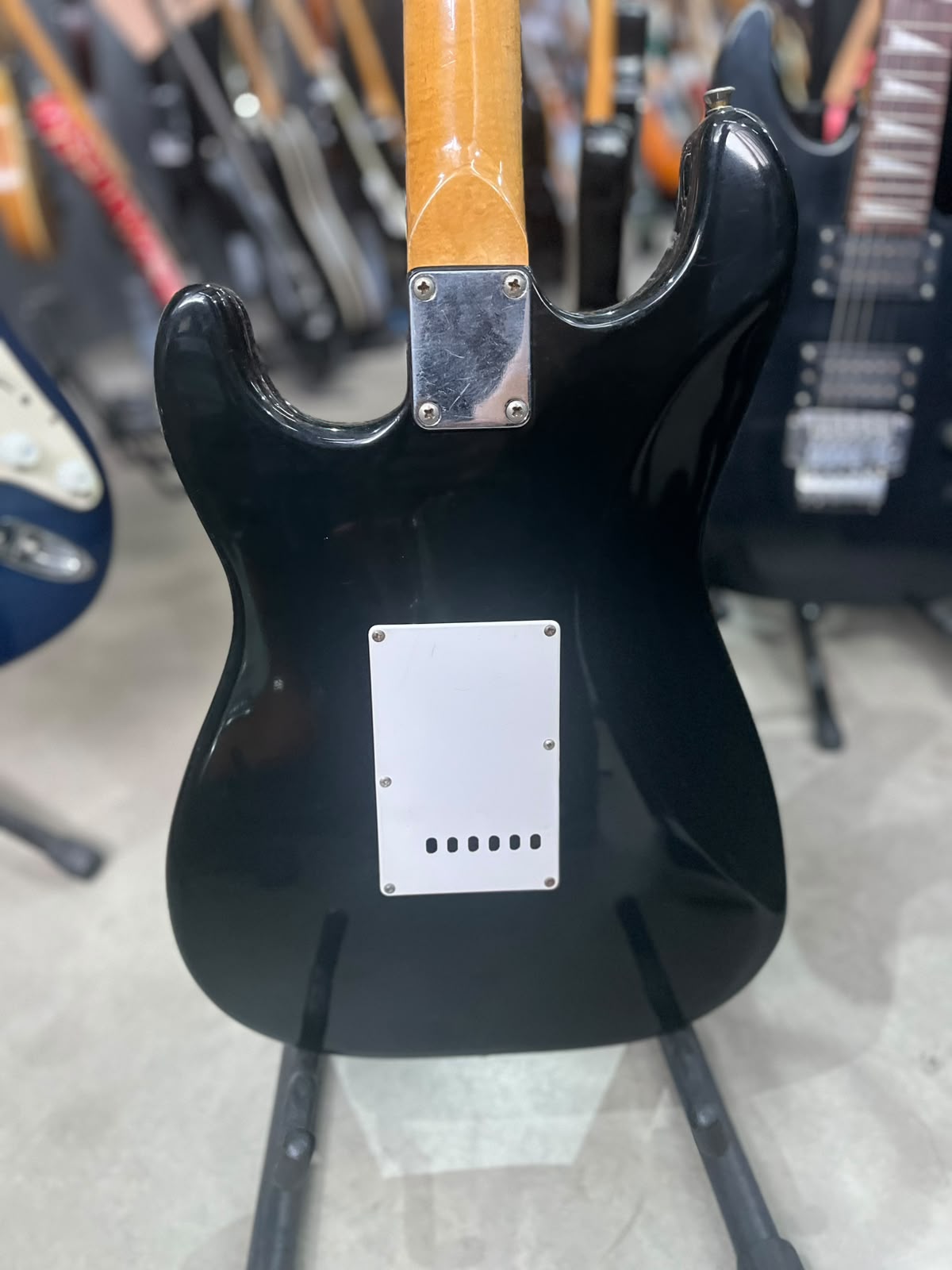 Guitarra Strato Preta escudo creme 7Rkins miniatura 8