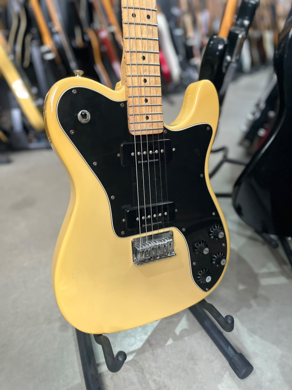 Guitarra Squier Telecaster Amarela com escudo preto miniatura 3
