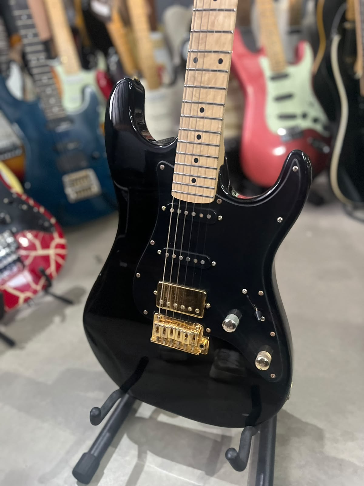 GUITARRA SEIZI STRATO PRETA TARRACHAS DOURADAS miniatura 2