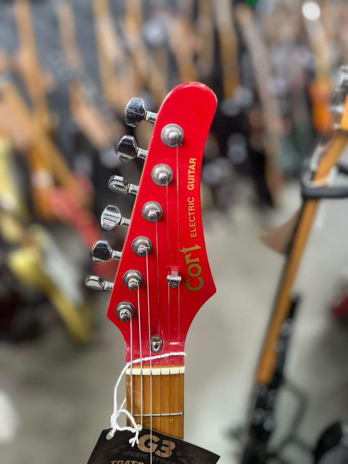 Guitarra Marca Cort – Modelo: Strato Vermelha escudo Branco miniatura 5