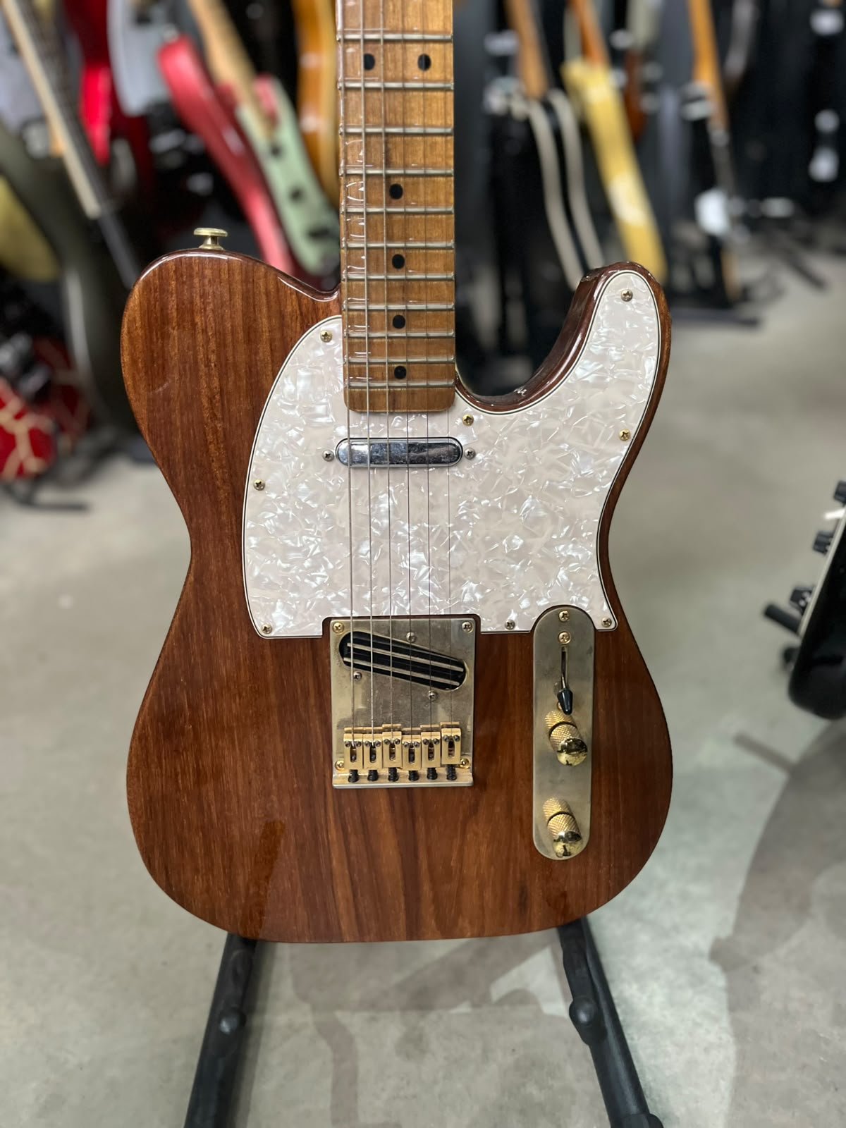 Guitarra Marca BULL – Modelo: Luthier Nacional