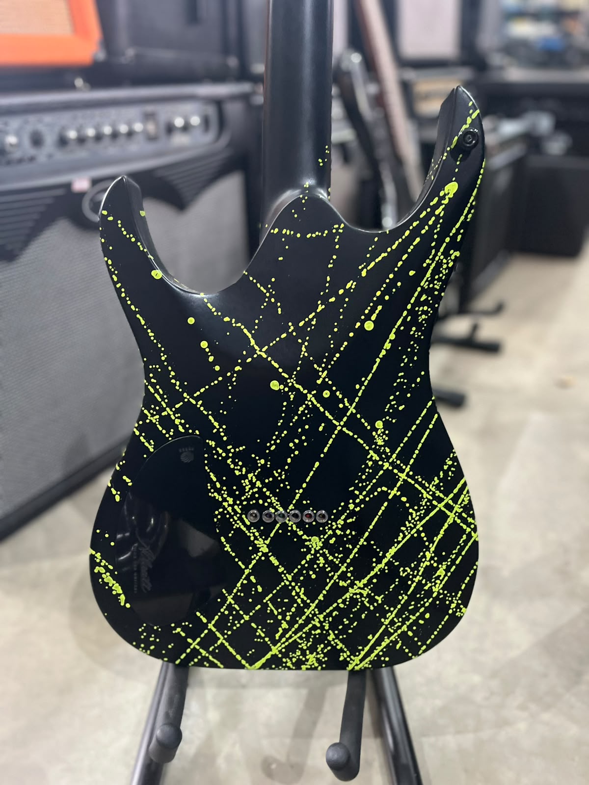 Guitarra Atlanti SuperStrato Preta Splatters (respingos verdes) miniatura 7