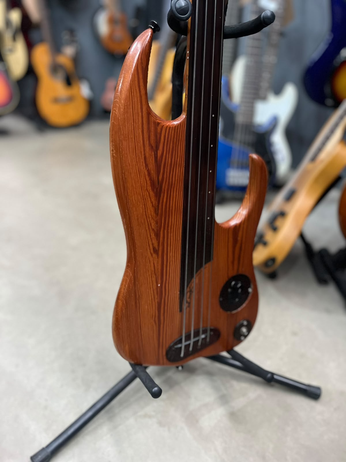 Baixo Fretless luthier amadeirado miniatura 3